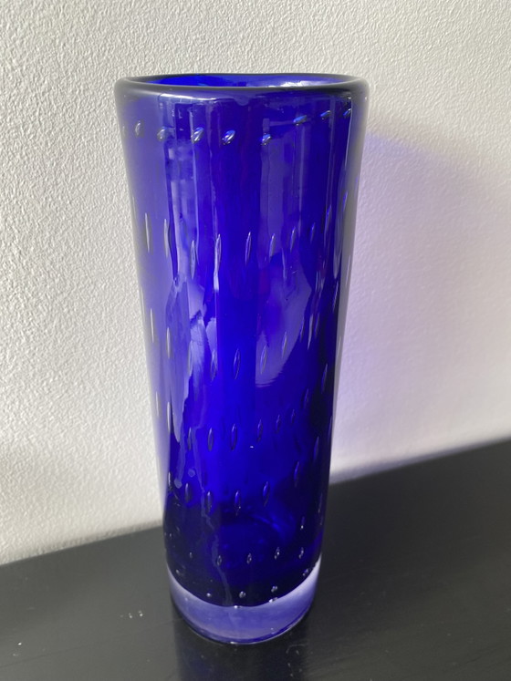 Grote vintage kobaltblauwe Scandinavische vaas van bubbelglas van het merk Magnor. – Vazen (photo 15 of 15)