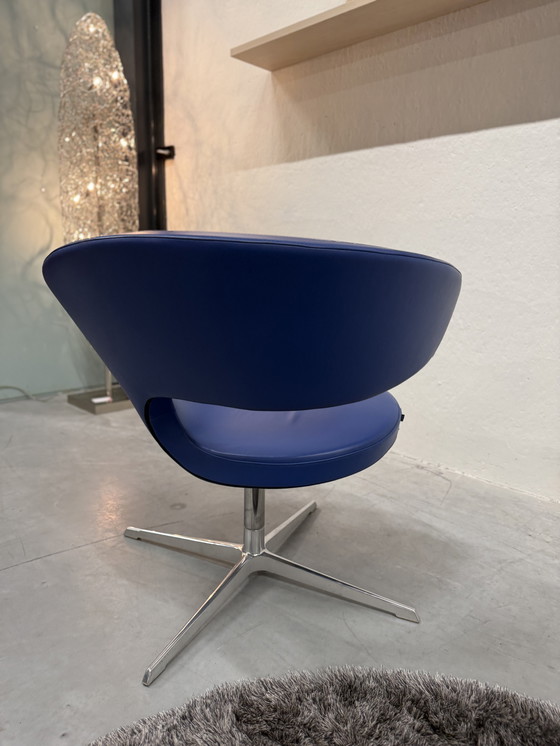 Image 1 of Sillón giratorio Varier Peel Club de cuero azul