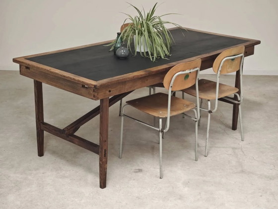 Tavolo pieghevole da officina vintage in rovere con piano nero patinato a mano. – Tavoli da pranzo (photo 9 of 37)