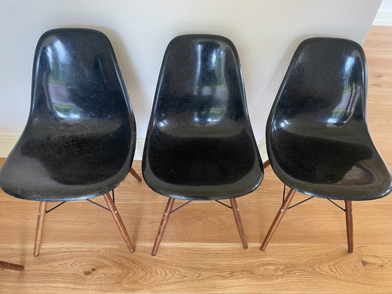 Image 1 of 6x Charles Eames and Herman Miller dining chairs in black fiberglass