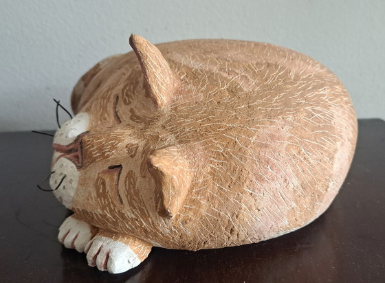 Image 1 of Sculpture en céramique d'un chat enroulé sur lui-même