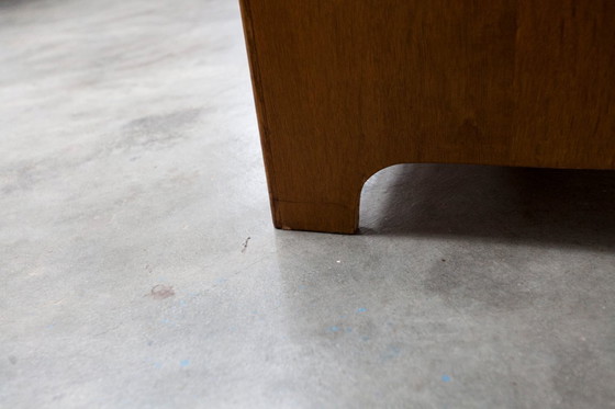 Image 1 of Armoire 1950 Mid-Century-Modern chêne en frisage 2 portes, 2 tiroirs, 4 étagères, 30cm de penderie et miroir 54x18cm