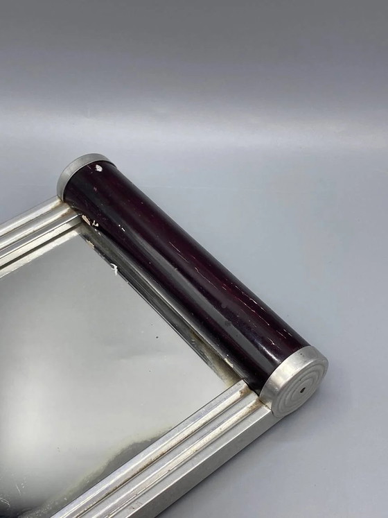 Klein serveerblad in Art Deco-stijl, gemaakt van aluminium, spiegelend materiaal en zwart gedraaid hout. (photo 3 of 6)