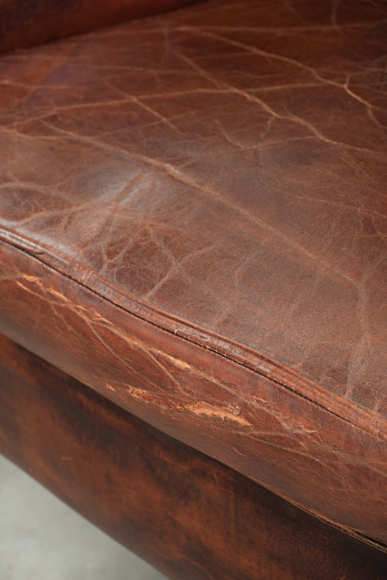 Ruime vintage schapenleren oorfauteuil in een diepe bruine kleur afgewerkt met siernagels – Leather (photo 13 of 17)