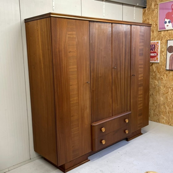 Image 1 of Magnifique armoire vintage spacieuse avec étagères suspendues et tiroirs amovibles.