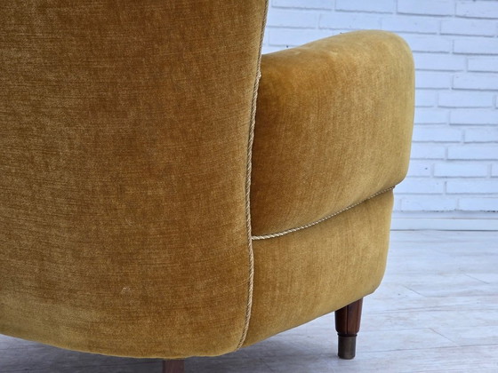 Image 1 of Fauteuil relax danois des années 1960, revêtement d'origine en velours jaune miel.