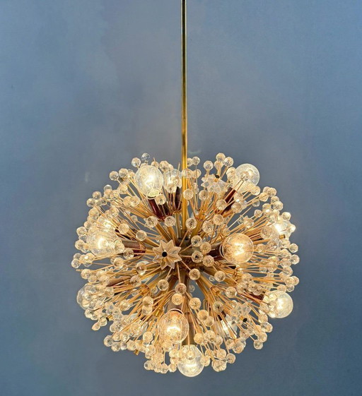 Lámpara de araña Snowball/Sputnik de latón, diseñada por Emil Stejnar, Austria, década de 1960.