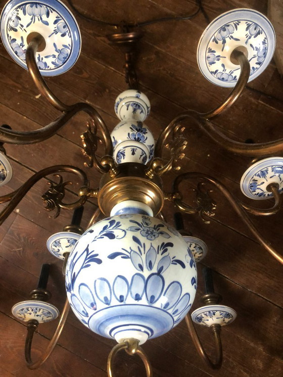 Image 1 of Imposante kroonluchter - Vlaams of Nederlands - van Delfts porselein en messing, uit de jaren 1930, met 12 kaarsen