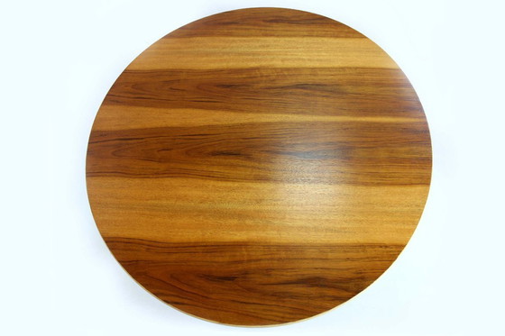 Image 1 of Table de salle à manger ronde tulipe en noyer, style moderne du milieu du siècle, restaurée par Drevotvar, années 1960