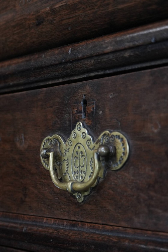 Image 1 of Cómoda antigua inglesa con soporte de principios del siglo XVIII