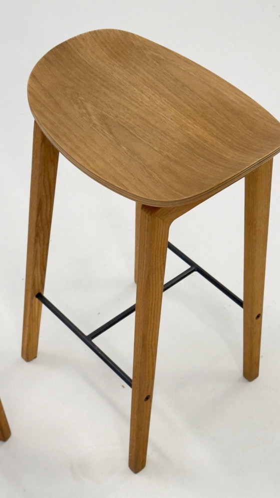 Image 1 of Twee barkrukken in eikenhout