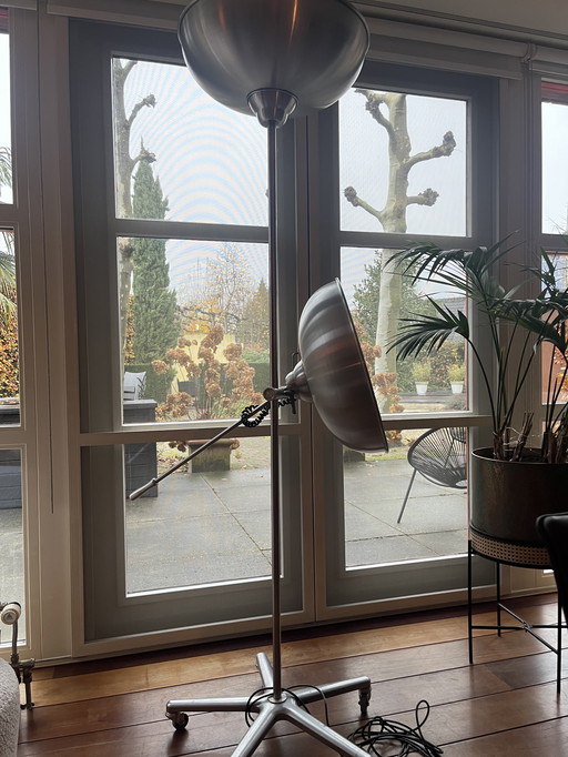 Standing industrial lamp