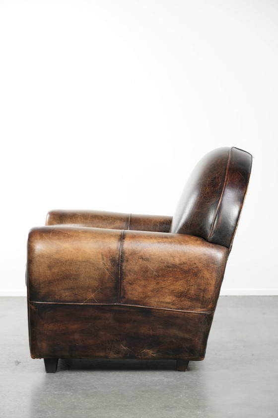 Image 1 of Elegante poltrona dal design Art Déco, rivestita in comoda pelle di pecora.