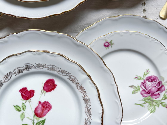 Image 1 of 6 piatti vintage in porcellana bianca e oro + 6 piccoli piatti floreali spaiati