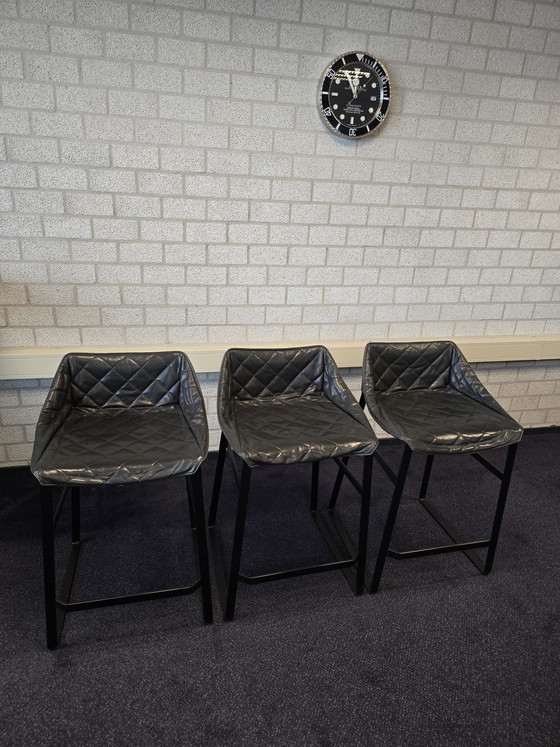 Image 1 of 3 elegantes taburetes de bar para cocina de Piet Boon con base negra antracita.