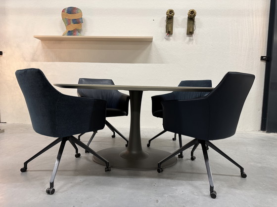 Image 1 of 4 Sedie da pranzo Leolux Callas in tessuto blu/pelle