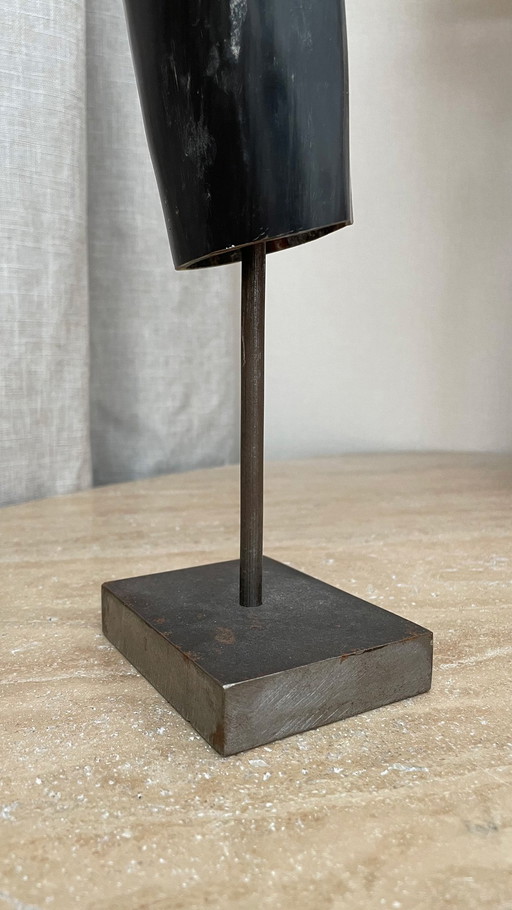 Grande sculpture de longhorn noir sur une base en fer