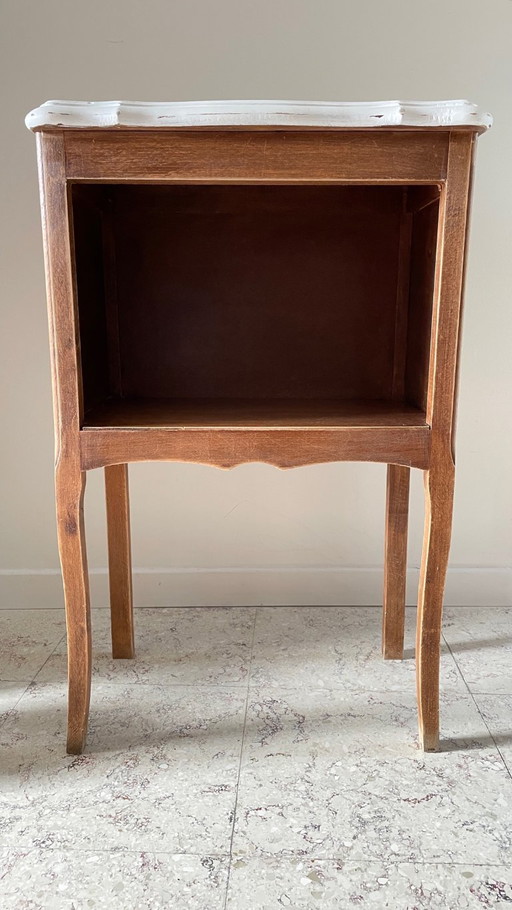 Vintage wit en houten nachtkastje