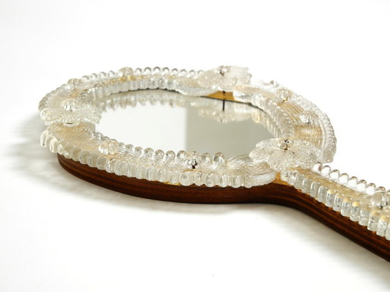 Image 1 of Magnifique miroir à main ou mural vénitien Mid Century Modern avec rosaces en verre de Murano. Fabriqué en Italie.