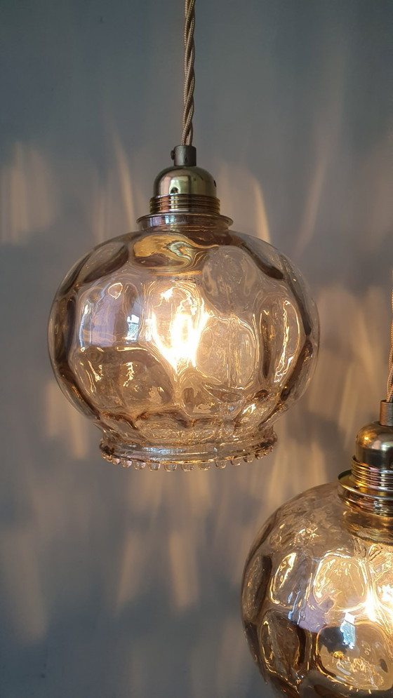 Set vintage di lampade a sospensione color ambra con vetro testurizzato – Metal (photo 8 of 16)