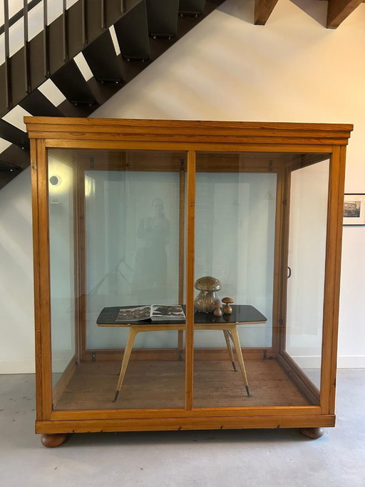 Grande vetrina in legno di pino con vetro – Europa, anni '50
