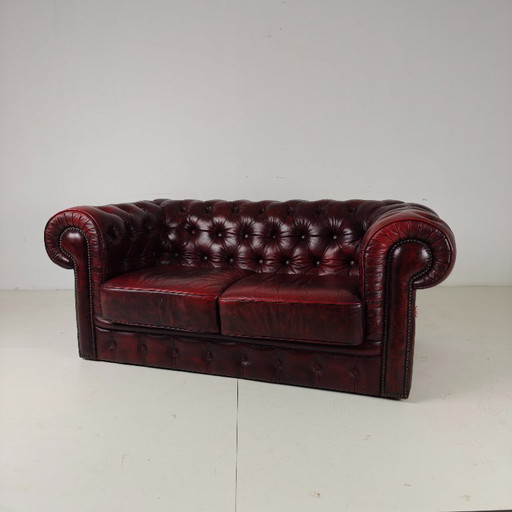Red Chesterfield 2-Seater Sofa – Oxblood Leather – 2 zitsbanken (photo 2 of 9)