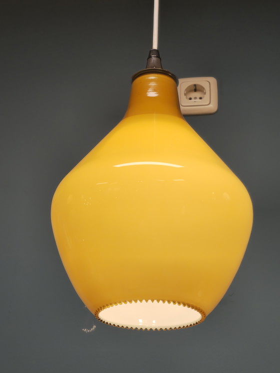 Image 1 of Suspension vintage en verre jaune ambré