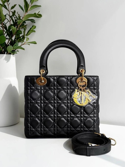 DIOR LADY MEDIUM - PELLE DI AGNELLO CANNAGE, FERRAMENTA NERA E ORO, CINTURINO REGOLABILE