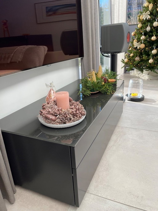 Bellissimo mobiletto di design moderno e in buone condizioni