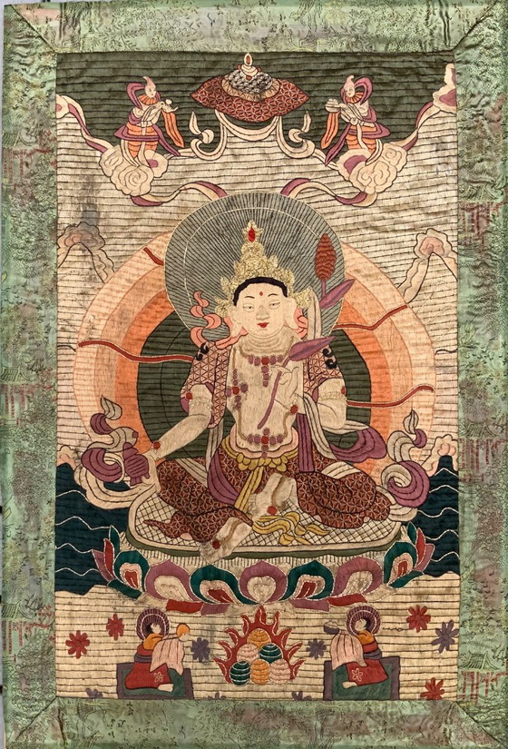 Hand-embroidered Buddhist Thangka - Silk & Gold Thread Framed – Wall decoration, Textile (photo 3 of 13)