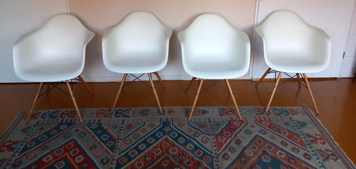 4 sillas Vitra Eames DAW