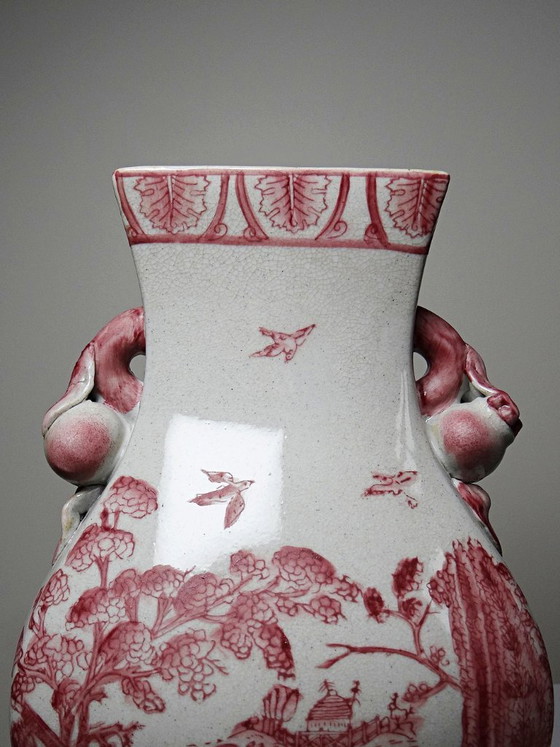 Image 1 of Roze chinoiserie balustervaas met perzikkleurige handvatten, Staffordshire-stijl, Engeland