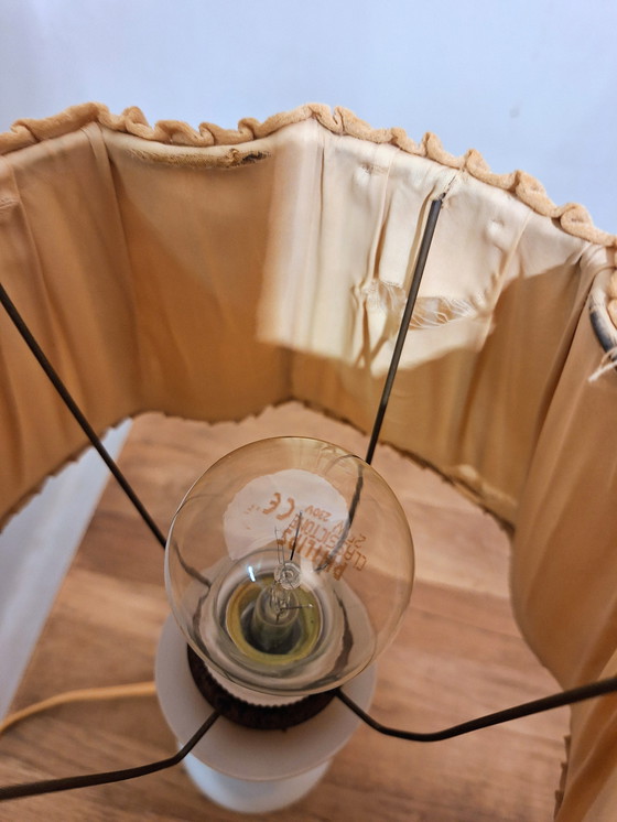 Image 1 of Lampe de table en verre blanc soufflé à la bouche, années 1940