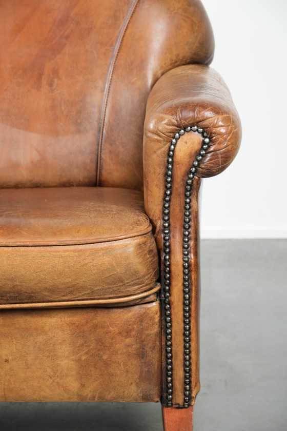 Image 1 of Karaktervolle schapenleren fauteuil met een mooie vintage look en een afwerking met siernagels