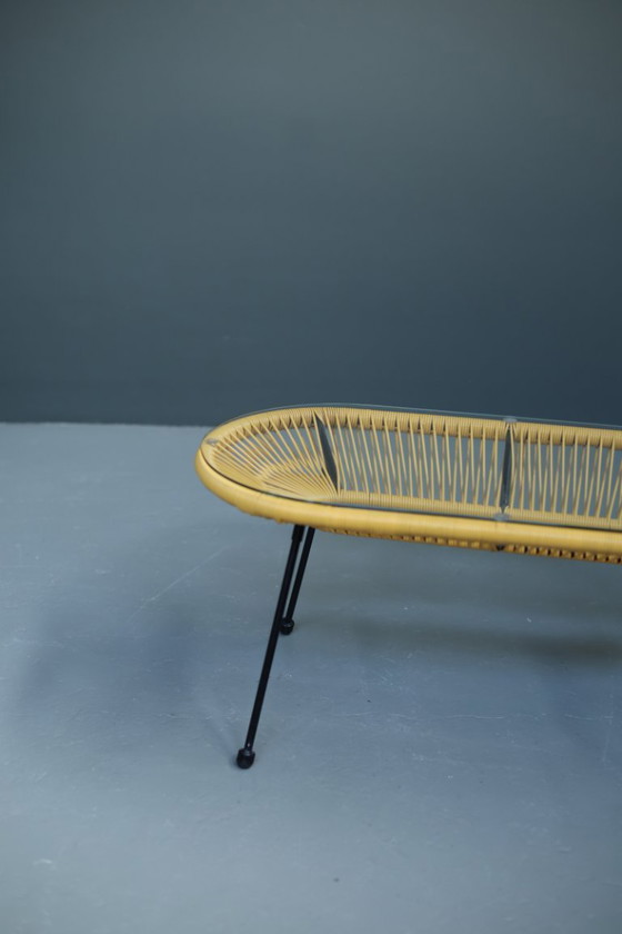 Image 1 of Mesa de centro amarilla