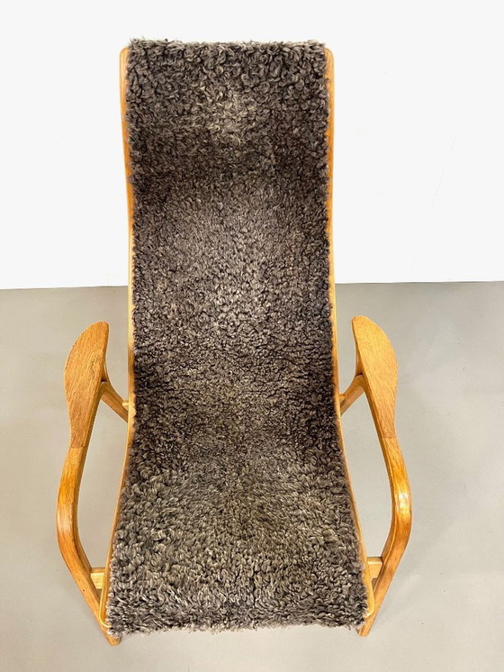 Image 1 of Sillón de roble lamino con piel de oveja, Yngve Ekstrom, sueco, años 70