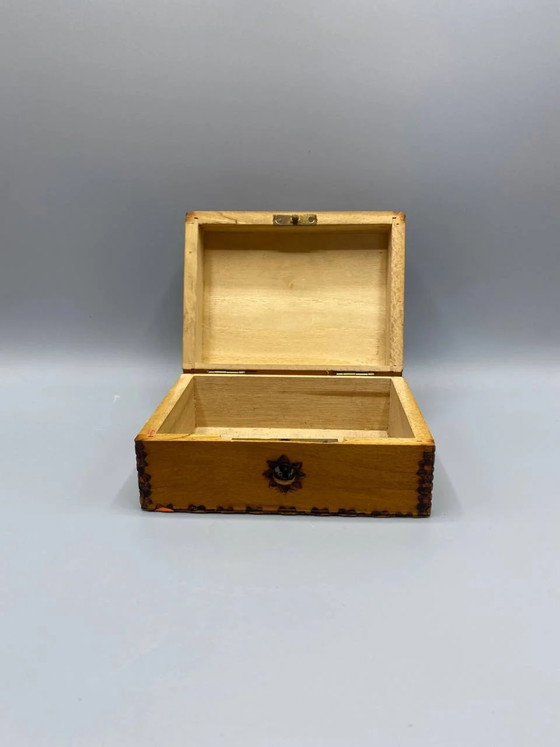 Houten souvenirdoos met pyrografie, afbeelding van het kasteel van Fontainebleau. – Decoratieve objecten, Wood (photo 5 of 8)