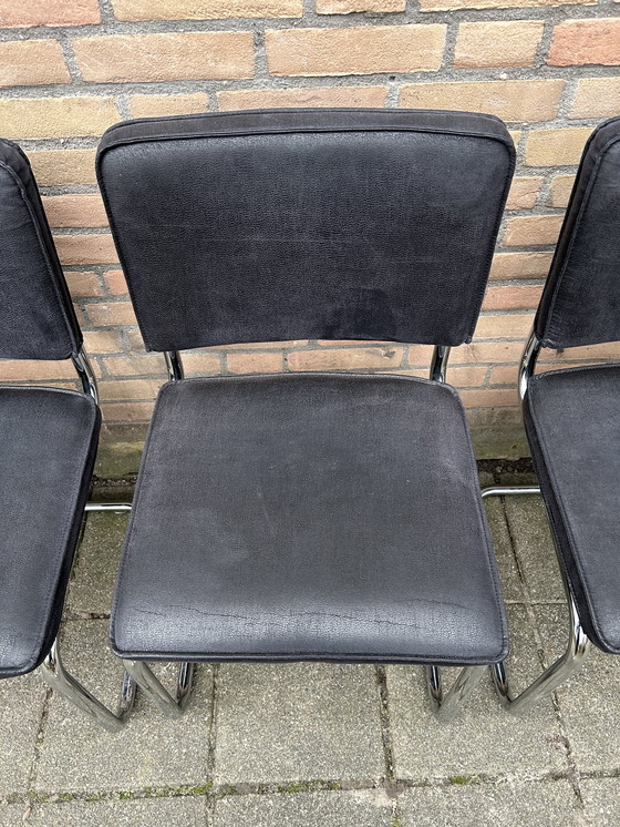 Image 1 of 6 sillas con aspecto de cuero y estructura tubular cromada