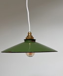 Due lampade a sospensione vintage in smalto verde.