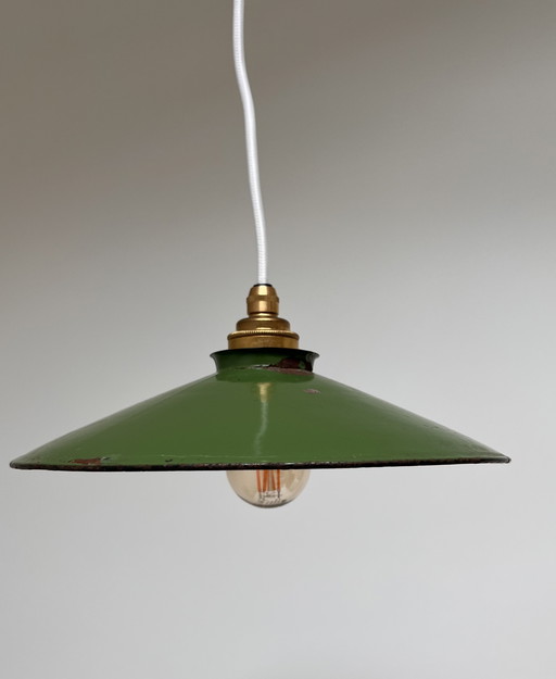 Due lampade a sospensione vintage in smalto verde.