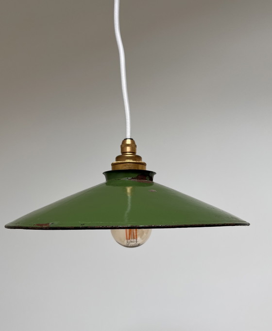 Image 1 of Due lampade a sospensione vintage in smalto verde.