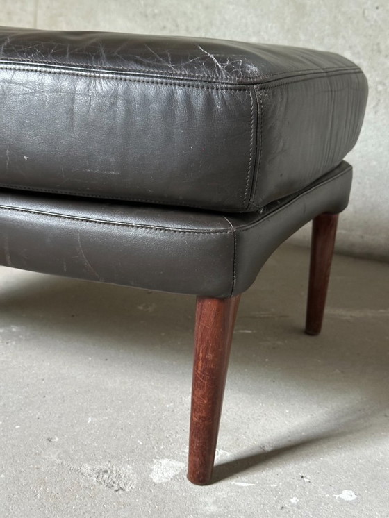 Image 1 of pouf in pelle palissandro