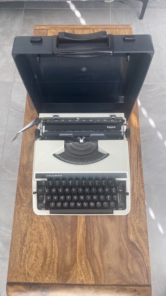 Image 1 of Macchina da scrivere d'epoca Triumph Tippa