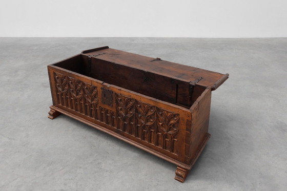 Image 1 of Raro Gran arcón gótico del siglo XVI tallado en roble macizo, Francia
