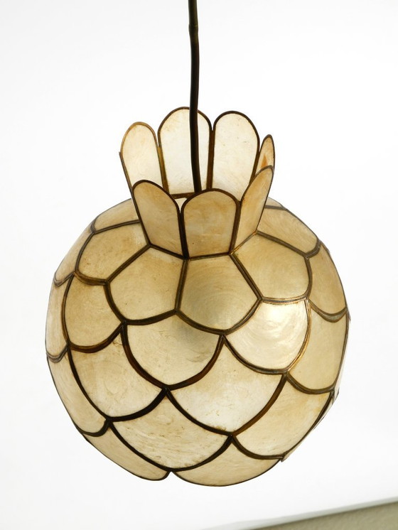 Image 1 of Zwei sehr elegante, atemberaubend schöne Pendelleuchten im Mid-Century-Modern-Stil aus Capiz-Muscheln