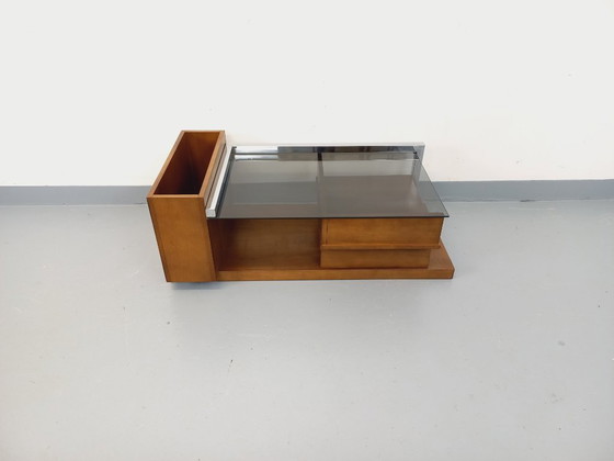 Image 1 of Vintage modernistische rechthoekige salontafel met houten nissen, chroom en rookglas uit de jaren 70.