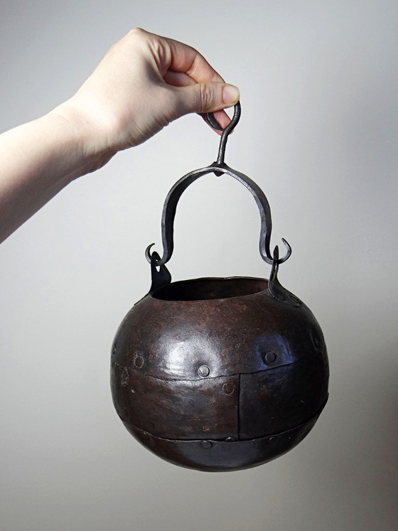 Image 1 of Kleine hangende ketel van geklonken smeedijzer, in Arts & Crafts-stijl, vintage.