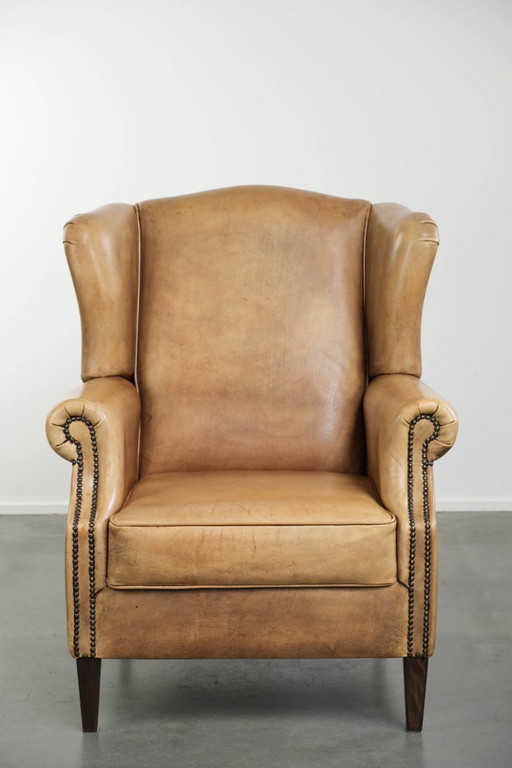 Mooie lichte rundleren oorfauteuil met een tijdloze Engelse uitstraling en een goed zitcomfort