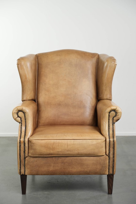 Image 1 of Mooie lichte rundleren oorfauteuil met een tijdloze Engelse uitstraling en een goed zitcomfort