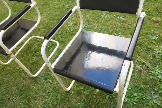 Image 1 of Een paar tuinstoelen van ijzer en hout uit het midden van de 20e eeuw, beschilderd.